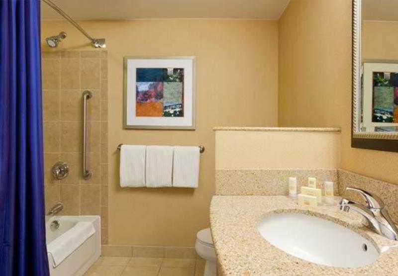 Courtyard Hartford Farmington Hotel Стая снимка